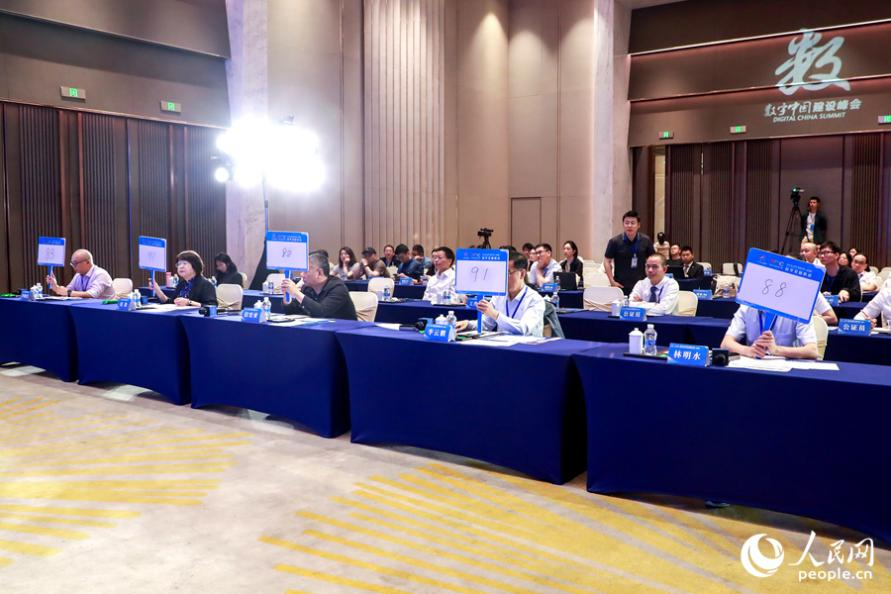 評委現(xiàn)場打分、亮分。人民網(wǎng) 陳永整攝