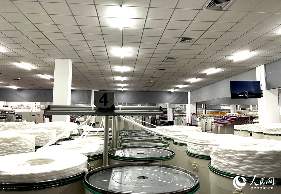 生產(chǎn)車間內(nèi)，機(jī)器轟鳴、紡錠飛轉(zhuǎn)。人民網(wǎng)記者 陳藍(lán)燕攝