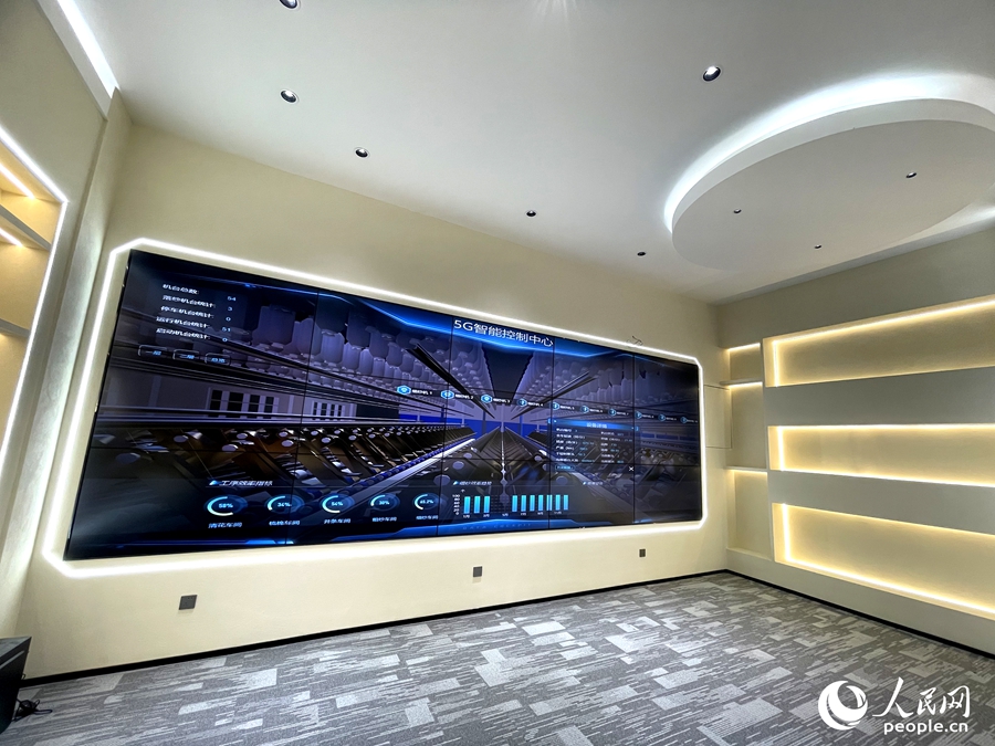 工業(yè)園區(qū)內(nèi)的5G智能控制中心。人民網(wǎng)記者 陳藍(lán)燕攝