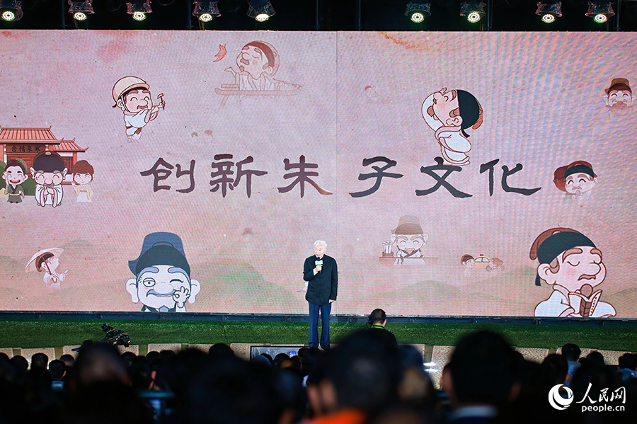 朱杰人在活動(dòng)現(xiàn)場(chǎng)講述。人民網(wǎng) 李唯一攝