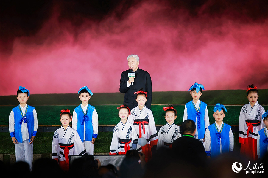 朱杰人與孩子們共同重溫朱熹的詩詞。人民網(wǎng) 李唯一攝