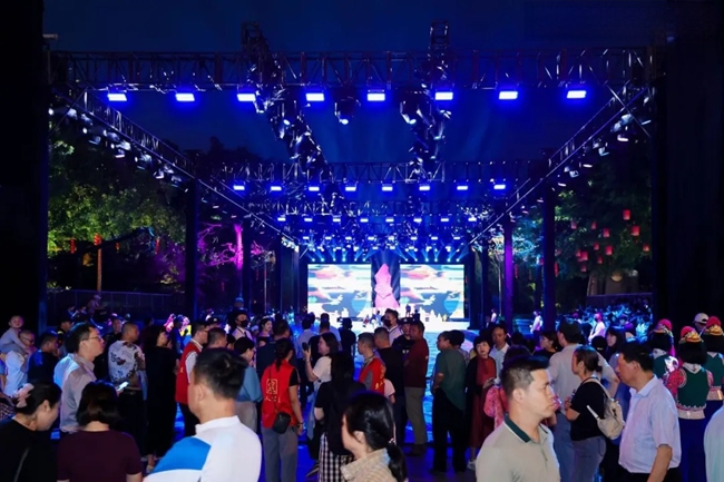 活動(dòng)現(xiàn)場(chǎng)人流如織