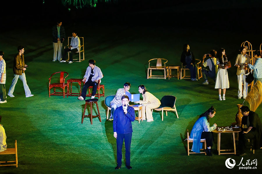 余洲講述武夷山“護(hù)綠、擴(kuò)綠、興綠”故事。人民網(wǎng) 李唯一攝