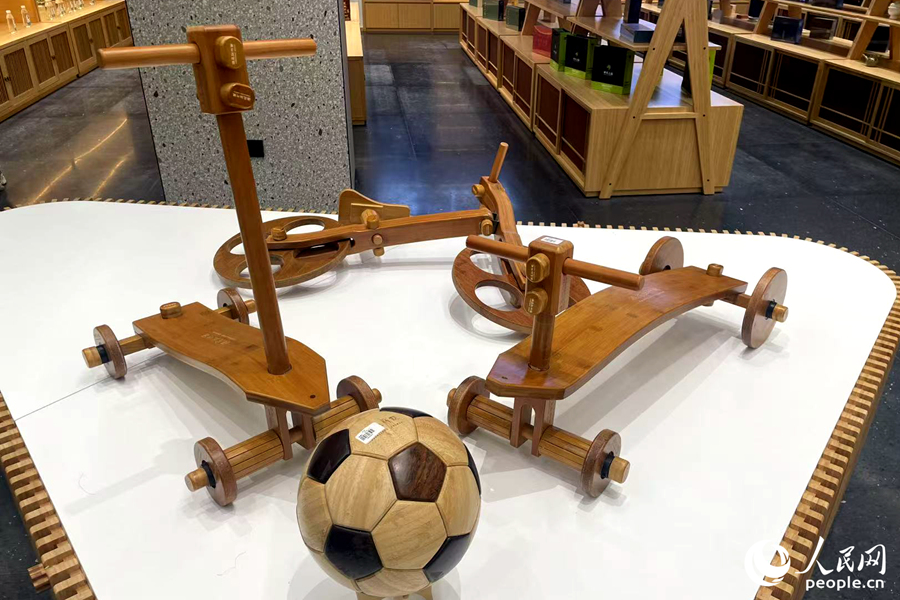 以竹子制成的兒童玩具、足球。人民網(wǎng)記者 林盈攝