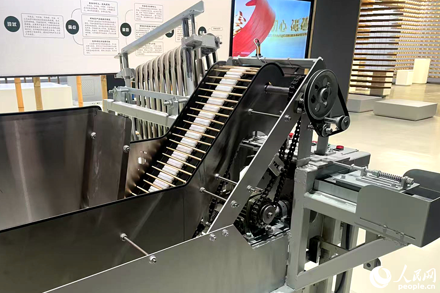 自動化應用使竹筷產(chǎn)能從9000雙/天，飛漲到現(xiàn)在10萬雙/天。人民網(wǎng)記者 林盈攝