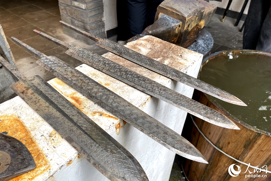 手工錘煉的湛盧寶劍。人民網(wǎng)記者 林盈攝