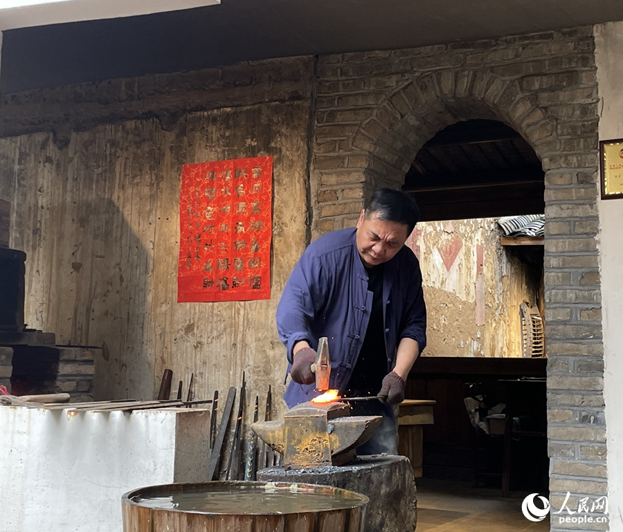 葉向春正在錘制寶劍。人民網(wǎng)記者 林盈攝