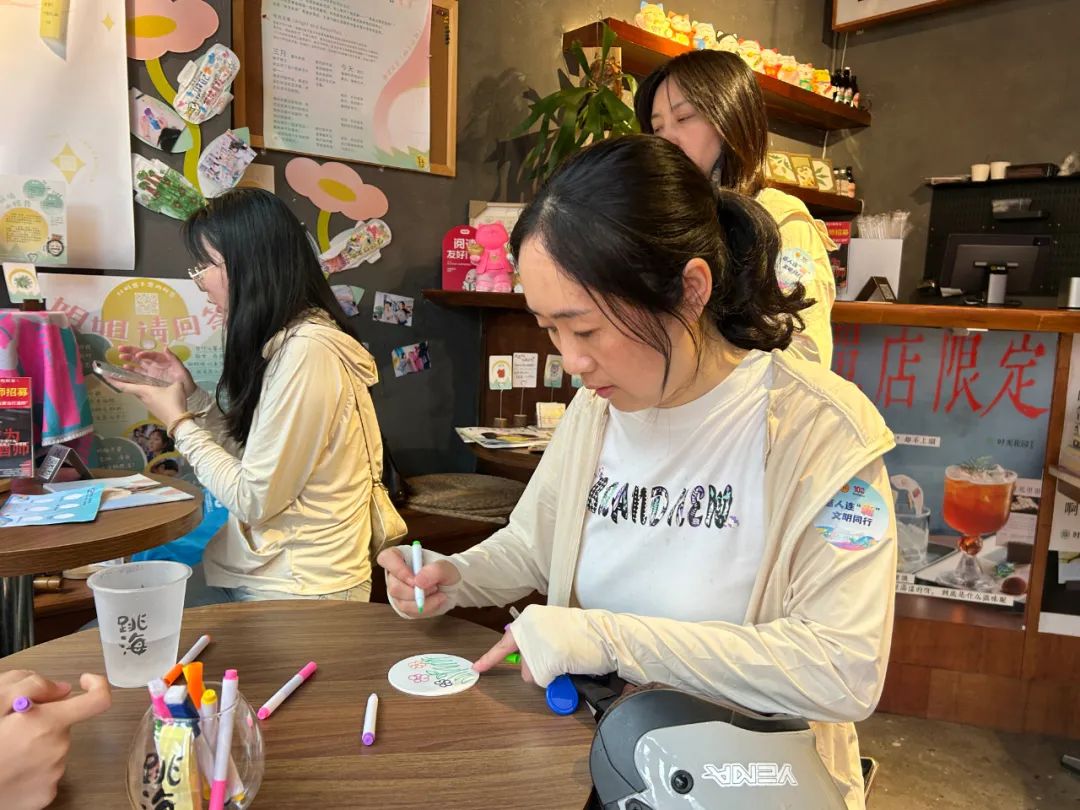 職工參加任務(wù)集章。嘉蓮街道供圖