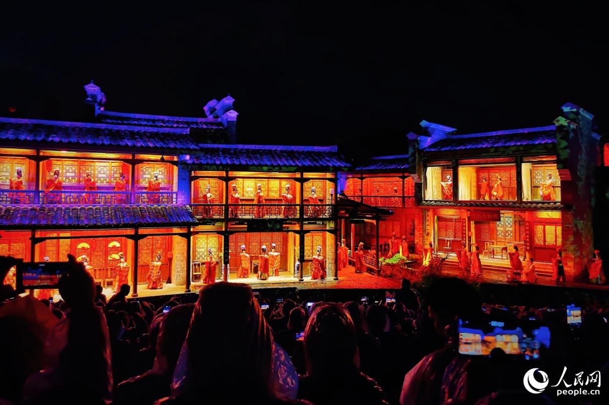 《印象大紅袍》演出現(xiàn)場。人民網(wǎng) 李唯一攝