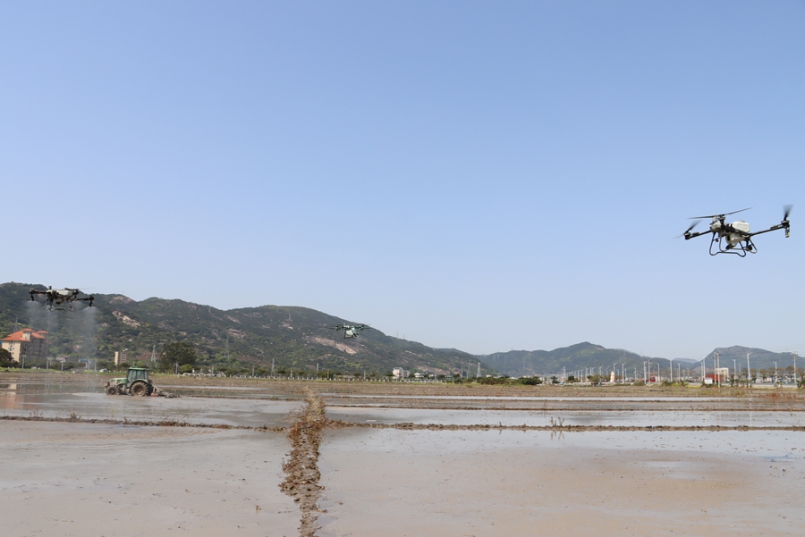 無(wú)人機(jī)施肥