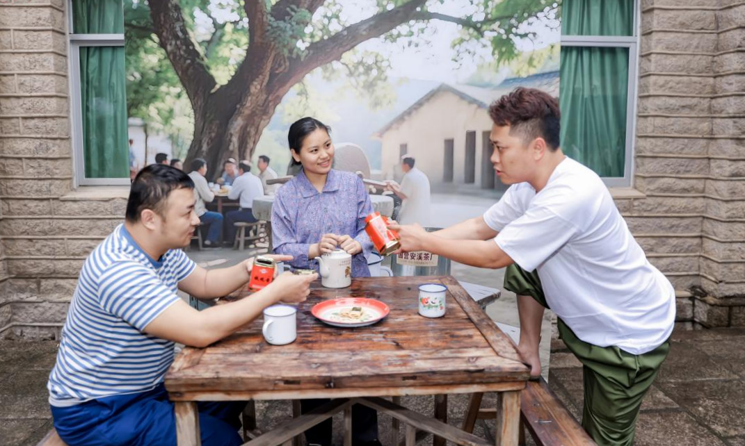 沉浸式體驗(yàn)氤氳茶韻的年代秀。安溪縣委宣傳部供圖