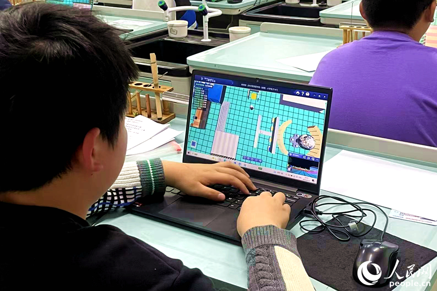 選手正在虛擬仿真平臺(tái)設(shè)計(jì)“智慧圖書館”。人民網(wǎng)記者 林盈攝