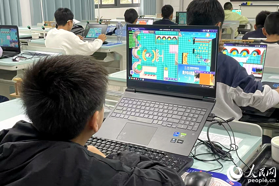 選手正在虛擬仿真平臺(tái)設(shè)計(jì)“智慧圖書館”。人民網(wǎng)記者 林盈攝