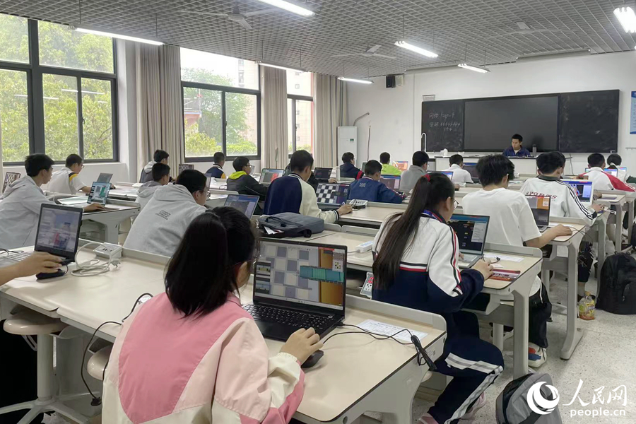 2025數(shù)字中國創(chuàng)新大賽青少年AI機(jī)器人賽道虛擬仿真機(jī)器人比賽現(xiàn)場(chǎng)。人民網(wǎng)記者 林盈攝