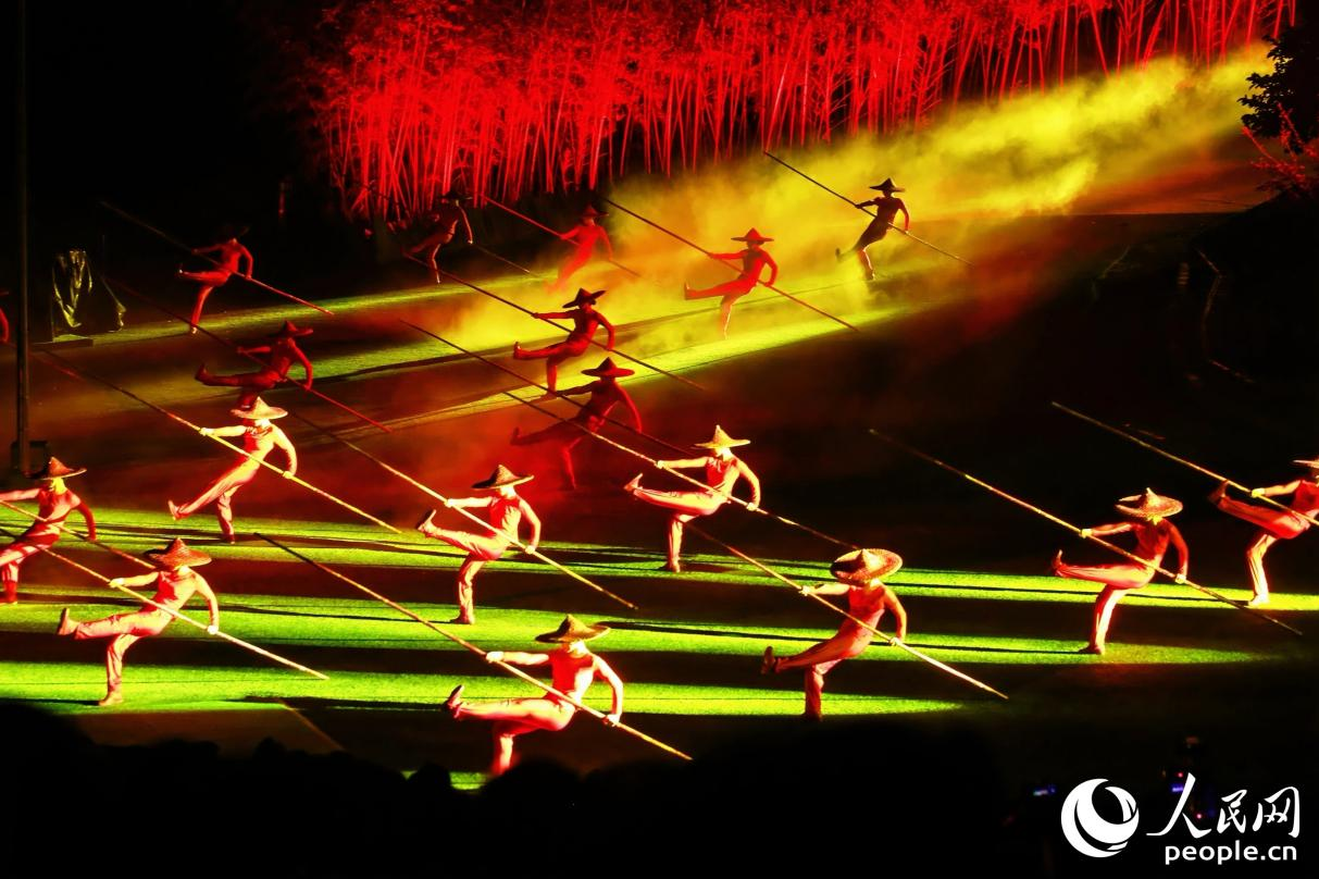 “船夫撐篙劃過(guò)碧水”演繹現(xiàn)場(chǎng)。人民網(wǎng) 李唯一攝