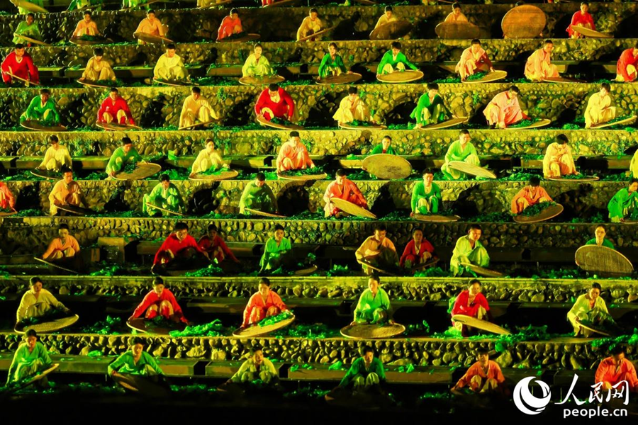 《印象大紅袍》演出將傳統(tǒng)技藝與現(xiàn)代舞美技術(shù)相融合，融入武夷茶農(nóng)搖青的場(chǎng)景。人民網(wǎng) 李唯一攝