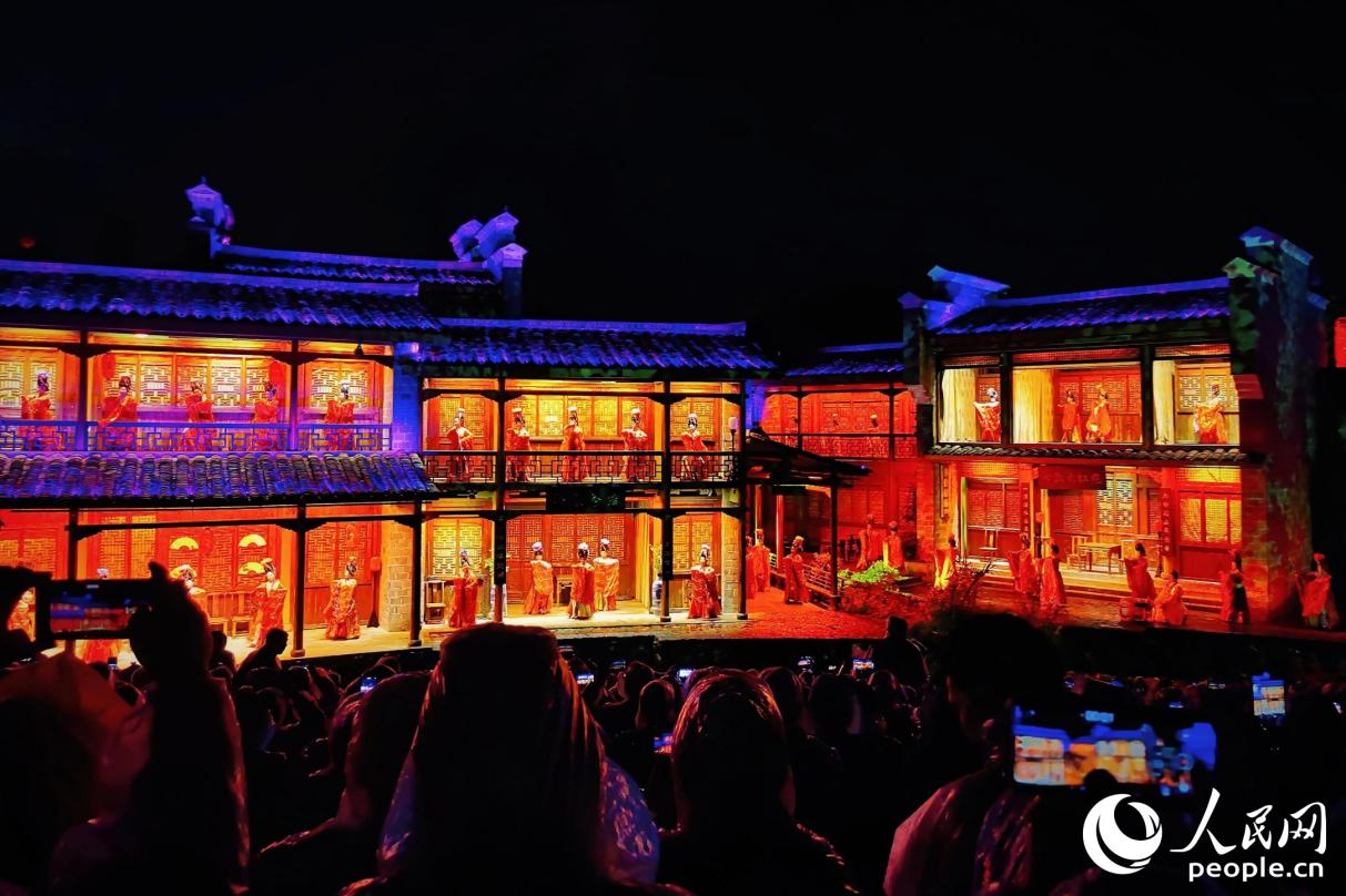 《印象大紅袍》演出現(xiàn)場(chǎng)。人民網(wǎng) 李唯一攝