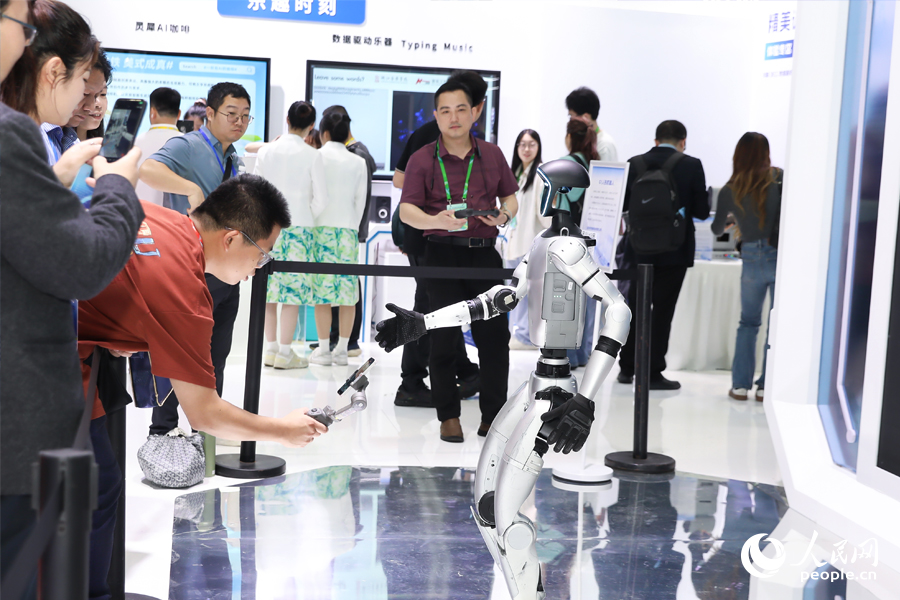 宇樹科技的人形機(jī)器人G1吸引市民關(guān)注。人民網(wǎng) 陳永整攝