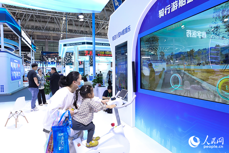 市民現(xiàn)場體驗(yàn)騎行游船政項(xiàng)目。人民網(wǎng) 陳永整攝