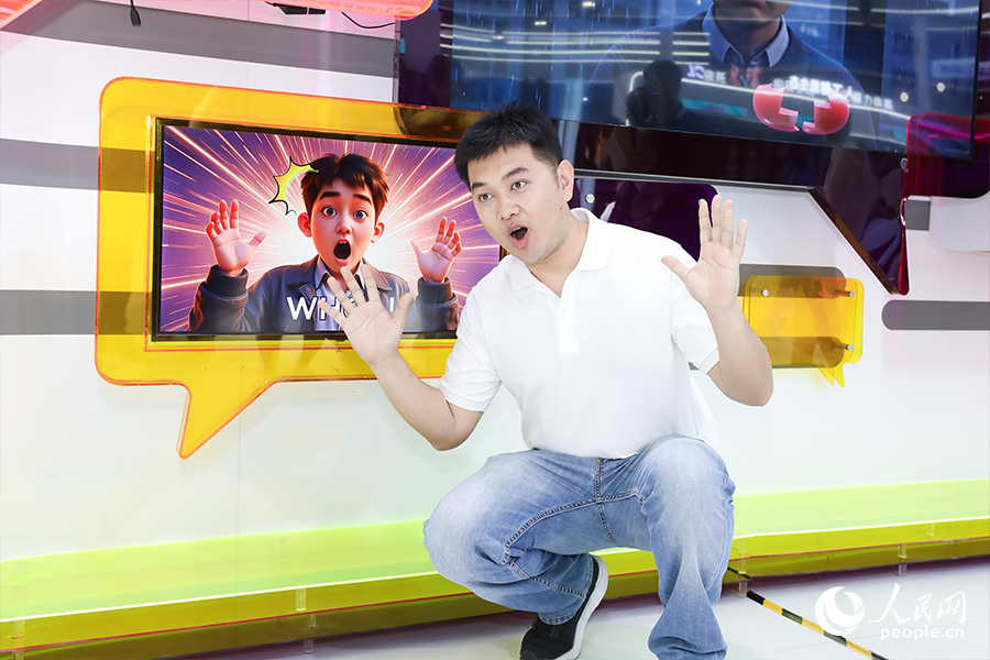 市民體驗(yàn)“AI秒造表情包”項(xiàng)目。人民網(wǎng) 陳永整攝