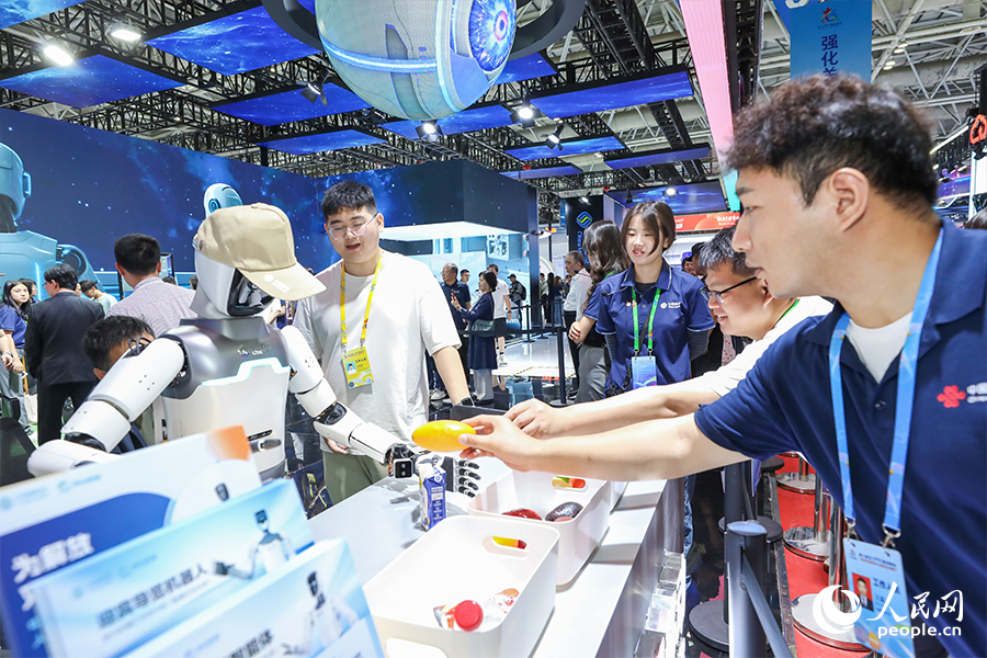 輪臂機(jī)器人“小智”現(xiàn)場與觀眾互動(dòng)。人民網(wǎng) 陳永整攝