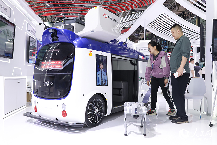 金龍警用無人集群立體防控系統(tǒng)吸引市民關(guān)注。人民網(wǎng) 陳永整攝