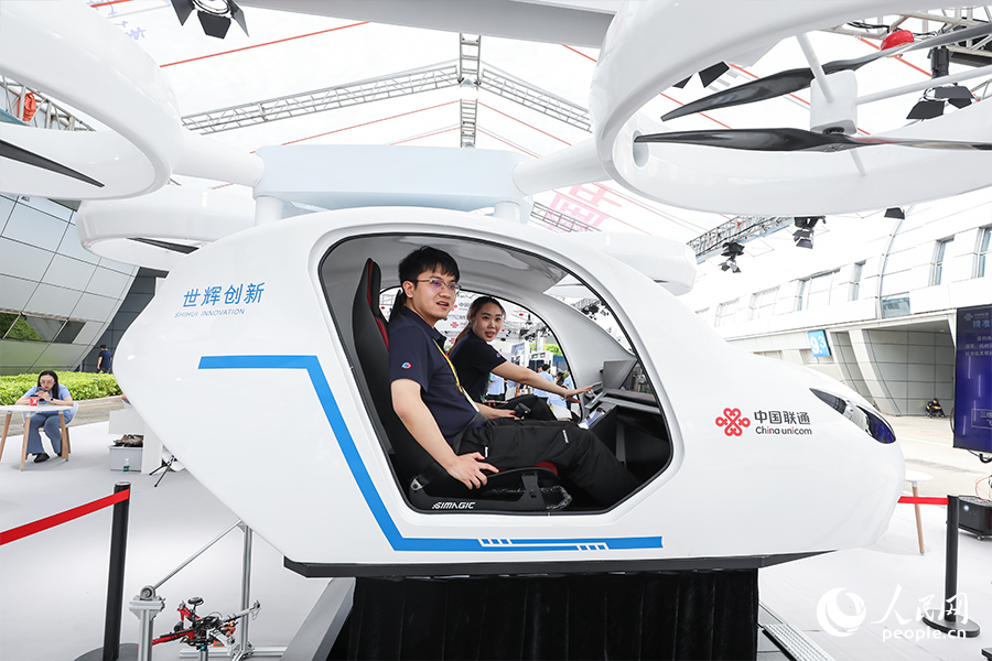 工作人員現(xiàn)場展演以無人機(jī)視角體驗(yàn)身臨其境的EVTOL飛行感受。人民網(wǎng) 陳永整攝