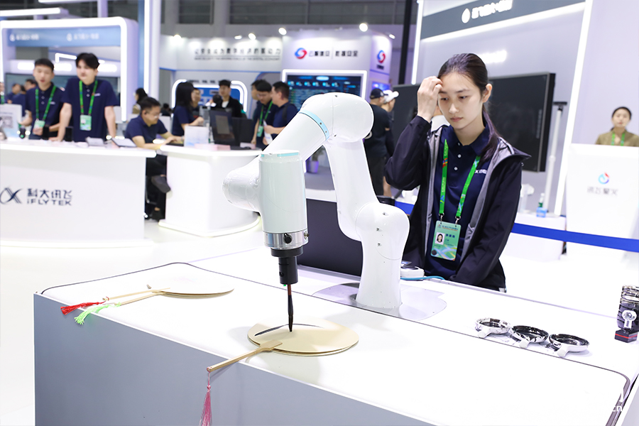 國畫書法機(jī)器人揮毫潑墨。人民網(wǎng) 陳永整攝