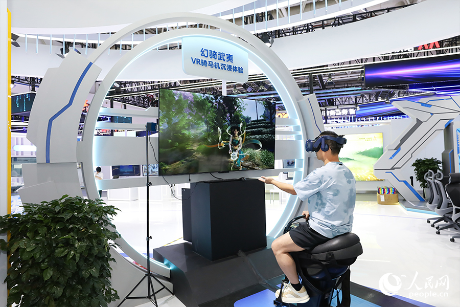 市民現(xiàn)場體驗(yàn)“幻騎武夷·漫游九曲”VR騎馬機(jī)。人民網(wǎng) 陳永整攝