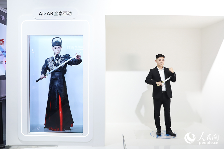 市民體驗(yàn)“AIXAR全息互動(dòng)”項(xiàng)目。人民網(wǎng) 陳永整攝