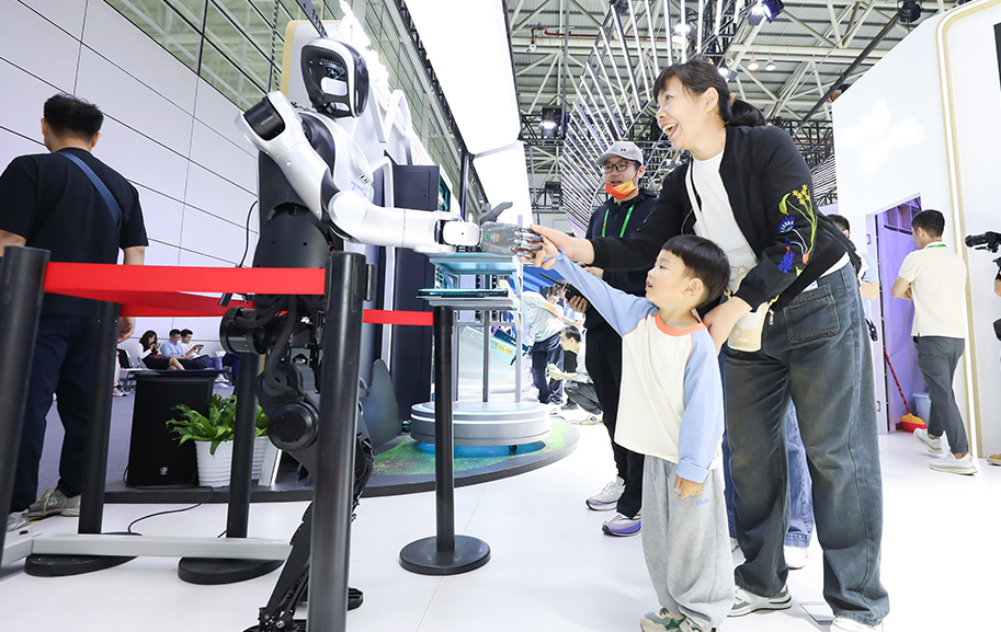 小朋友和機器人互動握手