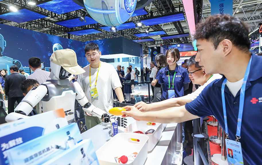 輪臂機器人“小智”現(xiàn)場與觀眾互動