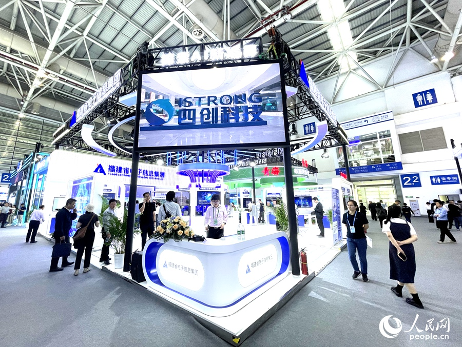 成員企業(yè)展示各自的產(chǎn)品。人民網(wǎng)記者 陳藍(lán)燕攝