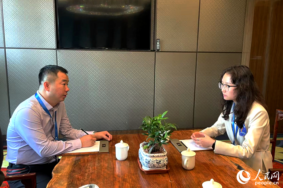 洽談室中，投資評審團鄭淵瑞向清境未來LiD3團隊代表寧蕓司了解情況。人民網(wǎng)記者 林盈攝