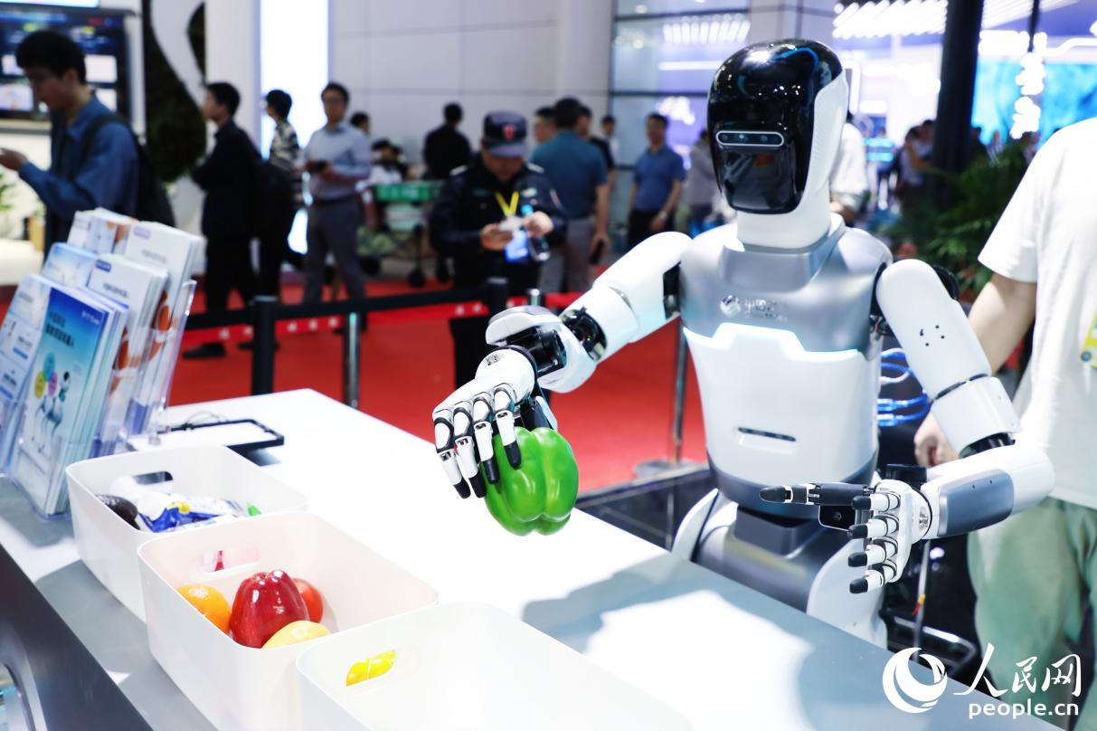 家庭機器人正忙著“備菜”。人民網(wǎng) 李唯一攝