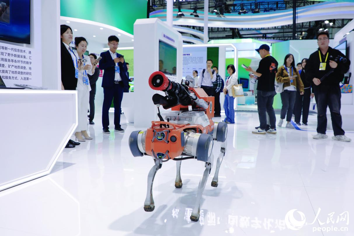 “遠程操控滅火機器狗”自帶噴槍，能夠第一時間噴水、降溫、滅火。人民網(wǎng) 李唯一攝