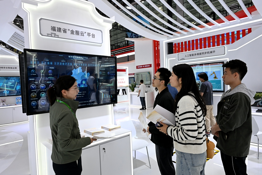 工作人員現(xiàn)場(chǎng)講解“金服云”平臺(tái)相關(guān)產(chǎn)品。主辦方供圖