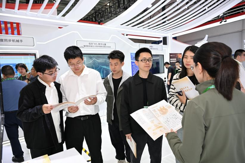 在“金服云”平臺(tái)成果展區(qū)，吸引許多嘉賓圍觀。主辦方供圖