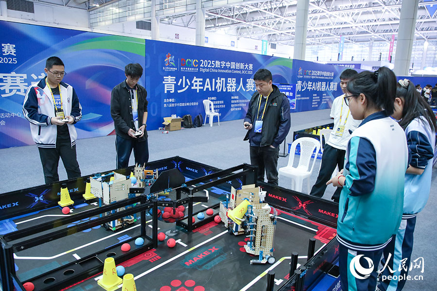 2025數(shù)字中國(guó)創(chuàng)新大賽青少年AI機(jī)器人賽道決賽現(xiàn)場(chǎng)。人民網(wǎng)記者 焦艷攝