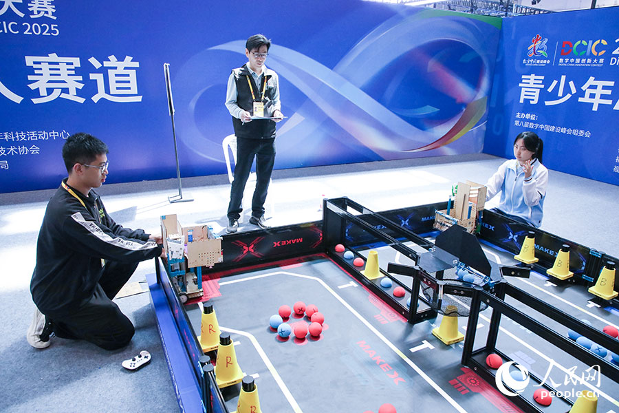 機(jī)器人對(duì)抗賽比賽中。人民網(wǎng)記者 焦艷攝