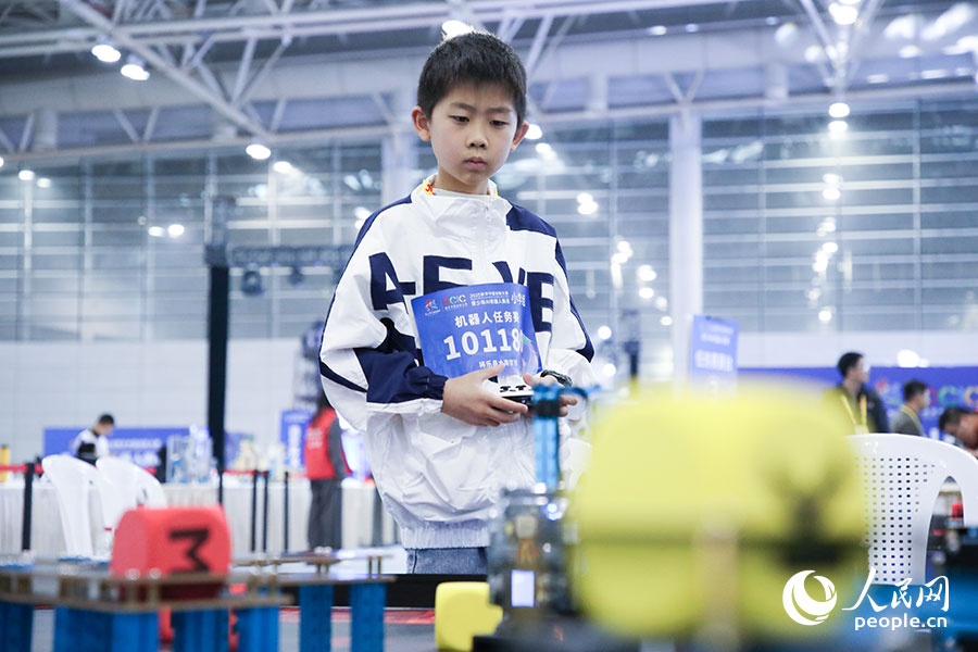 小選手屏息凝神進(jìn)行比賽。人民網(wǎng)記者 焦艷攝