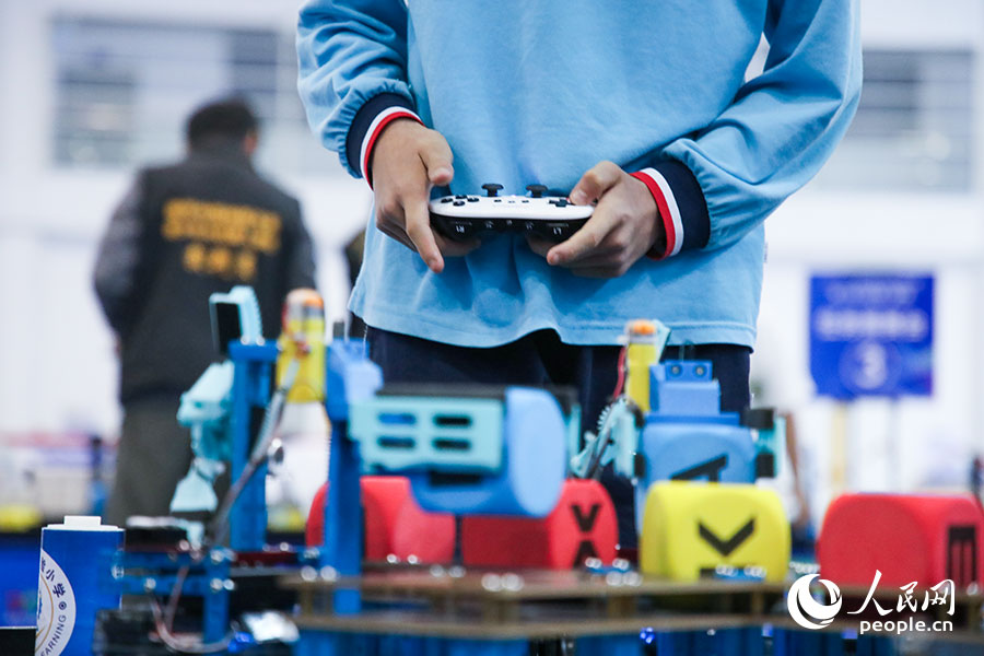 AI機(jī)器人在選手們的控制器下完成各種指令。人民網(wǎng)記者 焦艷攝