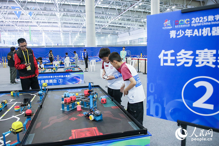 機(jī)器人任務(wù)賽比賽進(jìn)行中。人民網(wǎng)記者 焦艷攝