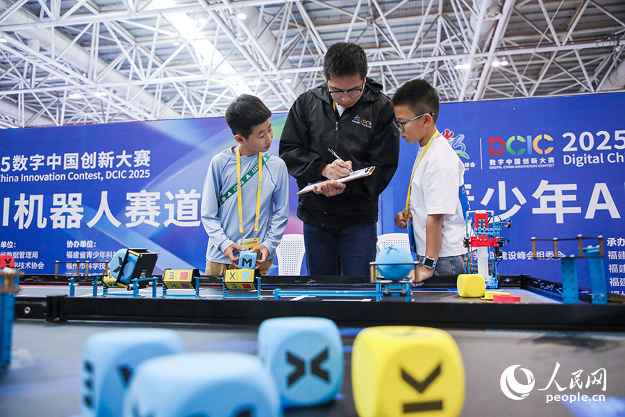 小選手們正在等待裁判計(jì)算成績(jī)。人民網(wǎng)記者 焦艷攝