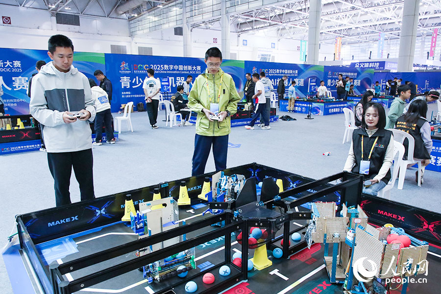 2025數(shù)字中國(guó)創(chuàng)新大賽青少年AI機(jī)器人賽道決賽現(xiàn)場(chǎng)。人民網(wǎng)記者 焦艷攝