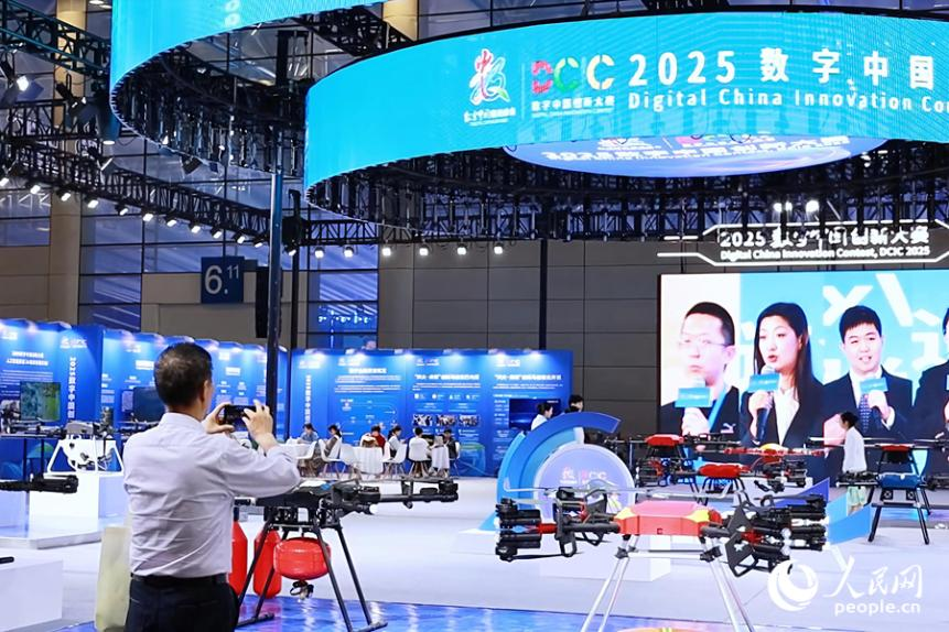 觀眾在第八屆數(shù)字中國建設(shè)峰會(huì)數(shù)字中國創(chuàng)新大賽成果展前參觀拍照。實(shí)習(xí)生 林雪航攝