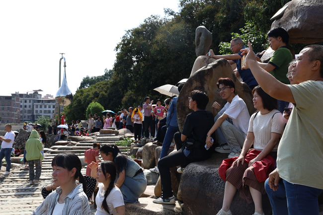 文藝表演吸引游客圍觀