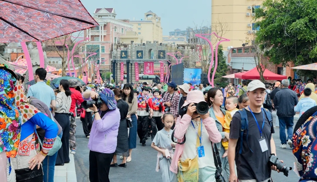 惠女海韻休閑街區(qū)開街，游人如織