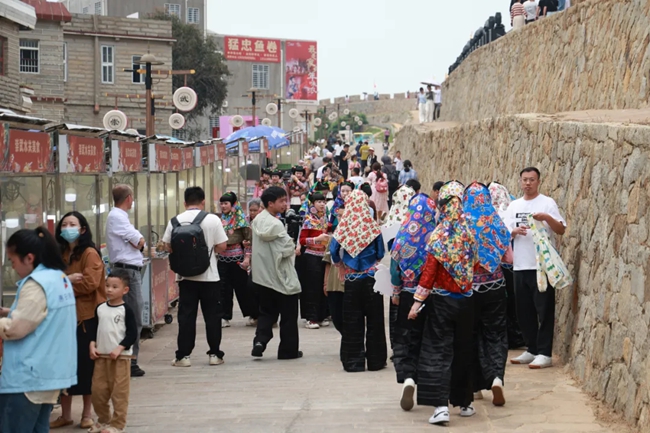 “五一”期間，崇武古城人氣滿滿