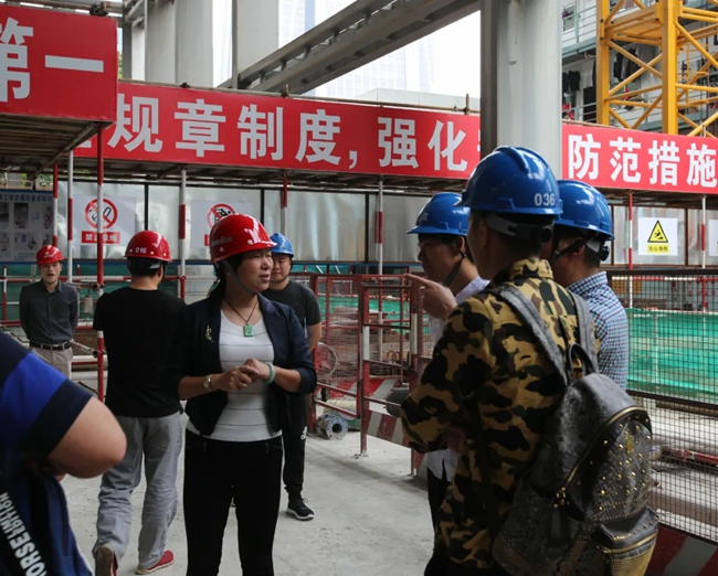 楊嘉紅在項目施工現(xiàn)場?；莅部h融媒體中心供圖